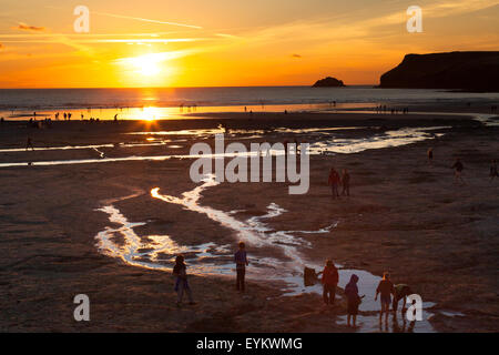 Polzeath, Cornwall, Großbritannien 30. Juli 2015.  Familien genießen das trockene, warme Wetter am Polzeath Strand bei Sonnenuntergang.  Am North Cornwall Atlantikküste gelegen, ist der Strand ein beliebter Ort für Surfer.  Bildnachweis: Mark Richardson/Alamy Live-Nachrichten Stockfoto