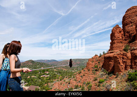 Zwei junge Frauen mit einem Selfie halten in der Nähe von Sedona, Arizona. Stockfoto