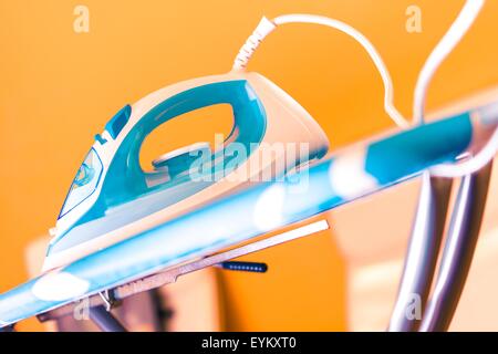 Kleidung bügeln Closeup. Kleidung auf Bügelbrett Bügeln. Haushaltsgeräte. Stockfoto