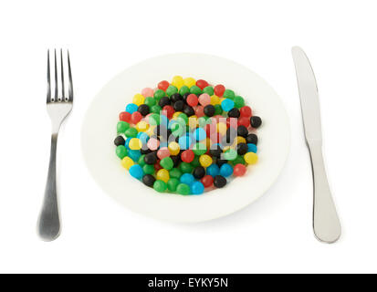 Mehrere bunte Bonbons in einer Platte isoliert Stockfoto