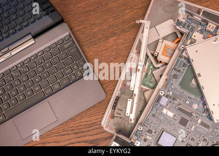 Alte und neue Computer oder Laptop Vergleich, Technologie-Konzept. Stockfoto