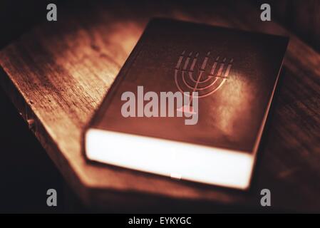 Thora Buch zentrale Referenz der jüdischen religiösen Tradition. Menorah-Symbol auf dem Buchcover Stockfoto