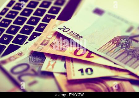 Erfolgreiches Online-Business-Konzept mit Laptop-Tastatur und Euro-Scheine. Geld verdienen im Internet-Business-Konzept. Stockfoto