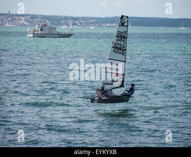 Dylan Fletcher, ein Mitglied der Großbritannien Sailing Team, Segeln eine Motte Tragflügelboot in den Solent. Stockfoto