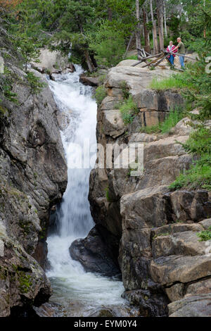 Mann Frau Paar anzeigen Abgrund fällt Wasserfall an Old Fall River Road im Rocky Mountain Nationalpark Colorado Stockfoto