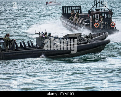 Ein Royal Marines ORC (Offshore-Raiding Craft) und LCVP (Landing Craft Fahrzeuge Personal) auf dem Meer Stockfoto