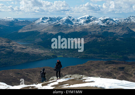 Der Schuster und die Arrochar Alpen über Tarbet auf Loch Lomond aus nahe dem Gipfel des Ben Lomond, Stirlingshire, Schottland, UK. Stockfoto