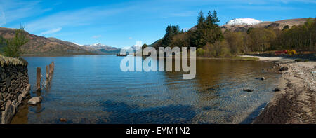 Schneebedeckte Ben Lomond (rechts) aus dem östlichen Ufer von Loch Lomond in Rowardennan, Stirlingshire, Schottland, Vereinigtes Königreich Stockfoto