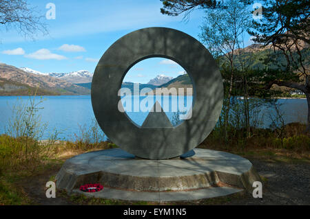 Die Rowardennan Kriegerdenkmal Skulptur von Doug Cocker.  Von der Seite des Loch Lomond bei Rowardennan, Stirlingshire, Schottland, UK Stockfoto