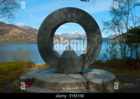 Die Rowardennan Kriegerdenkmal Skulptur von Doug Cocker.  Von der Seite des Loch Lomond bei Rowardennan, Stirlingshire, Schottland, UK Stockfoto