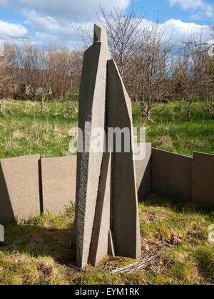 Skulptur hergestellt aus Caithness Steinplatte, in den Castletown Gemeinschaft Wald, Caithness, Schottland, UK. Stockfoto