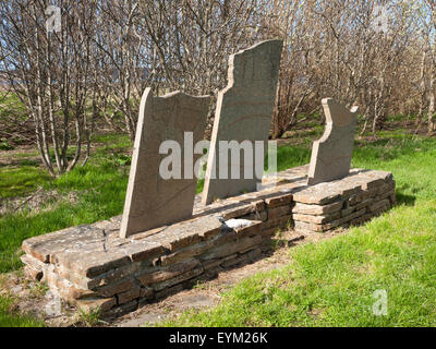 Skulptur hergestellt aus Caithness Steinplatte, in den Castletown Gemeinschaft Wald, Caithness, Schottland, UK. Stockfoto