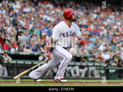30. Juli 2015: Texas Rangers linker Feldspieler Josh Hamilton #32 bei einem MLB-Spiel zwischen den New York Yankees und die Texas Rangers im Globe Life Park in Arlington, TX Texas besiegt New York 7-6 Stockfoto