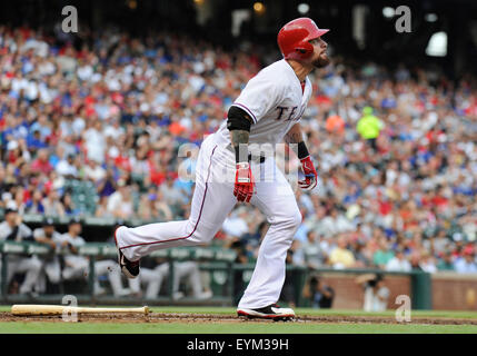 30. Juli 2015: Texas Rangers linker Feldspieler Josh Hamilton #32 bei einem MLB-Spiel zwischen den New York Yankees und die Texas Rangers im Globe Life Park in Arlington, TX Texas besiegt New York 7-6 Stockfoto