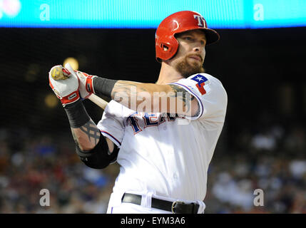 30. Juli 2015: Texas Rangers linker Feldspieler Josh Hamilton #32 bei einem MLB-Spiel zwischen den New York Yankees und die Texas Rangers im Globe Life Park in Arlington, TX Texas besiegt New York 7-6 Stockfoto