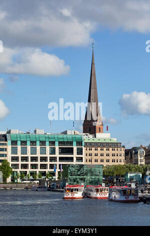 Binnenalster mit Blick auf die Europa-Passage (Shopping Mall), auf der rechten Seite der Kirche "St. Petri" Stockfoto