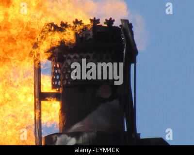 System einer Fackel auf einem Ölfeld. Ein Brennerkopf durchbrennen. Stockfoto