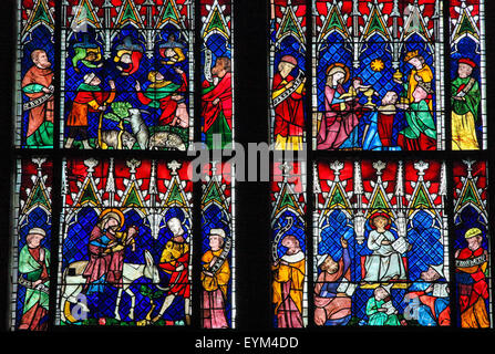 Glasmalerei, die Darstellung der Anbetung der Könige, der Flug in Ägypten und Christus im Tempel von Jerusalem Stockfoto
