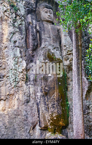 Sri Lanka, Ceylon, Central Province, Ella, Dowa Felsentempel, Buddha-Statue in einen Felsen gehauen Stockfoto