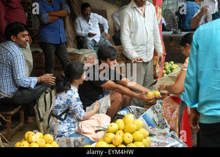 Mann, Verkauf von Orangen, Mumbai, Maharashtra, Indien. Stockfoto