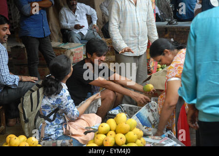 Mann, Verkauf von Orangen, Mumbai, Maharashtra, Indien. Stockfoto