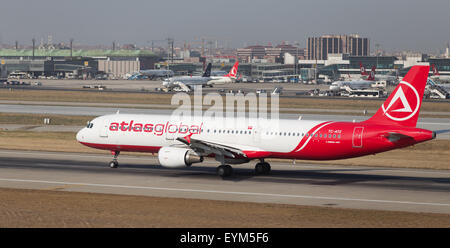 ISTANBUL, Türkei - 9. Juli 2015: AtlasGlobal Airline Airbus A321-211 (CN 823) startet vom Flughafen Istanbul-Atatürk. AtlasGlo Stockfoto