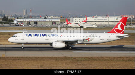 ISTANBUL, Türkei - 9. Juli 2015: Turkish Airlines Airbus A321-231 (CN 3405) startet vom Flughafen Istanbul-Atatürk. THY ist die Stockfoto