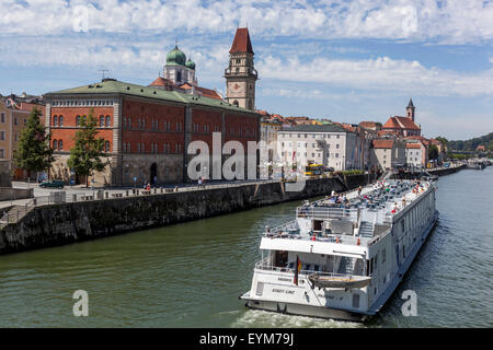 Das Donau-Kreuzfahrtschiff kommt an der Altstadt in Passau, Deutschland, Bayern an Stockfoto