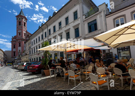 St Paul Kirche Passau Altstadt Leute im Restaurant am Rindermarkt square Altstadt Passau Deutschland Stockfoto