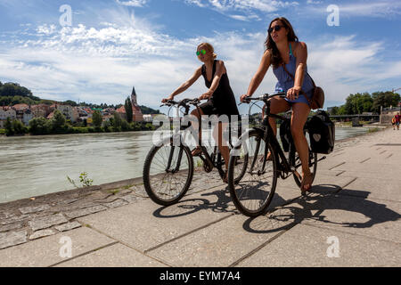 Passau Frauen Deutschland Radfahren, zwei Frauen fahren Fahrrad entlang des Inn River Germany Bike City Deutschland Frauen Stockfoto