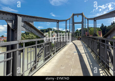 Fußgängerbrücke über den Fluss Inn. Passau, Niederbayern, Deutschland Stockfoto