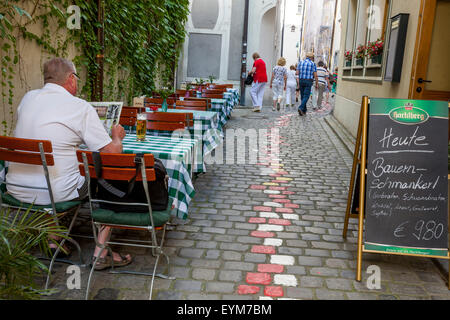 Passau Restaurant Bar in der Altstadt mit engen, gepflasterten Straße Passau Deutschland Bayern Stockfoto