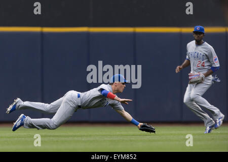 Milwaukee, WI, USA. 31. Juli 2015. Chicago Cubs linker Feldspieler Chris Coghlan #8 macht einen Tauchen Fang in der Major League Baseball Spiel zwischen den Milwaukee Brewers und den Chicago Cubs im Miller Park in Milwaukee, Wisconsin. John Fisher/CSM/Alamy Live-Nachrichten Stockfoto