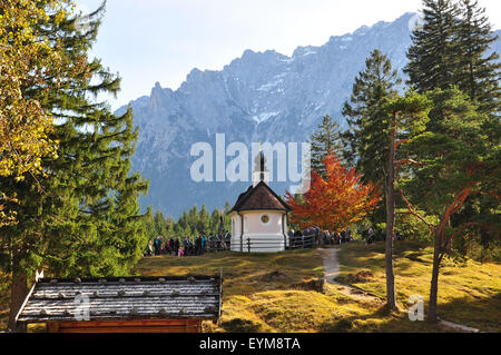 Deutschland, Bayern, Isartal, Lautersee, Kapelle, Karwendelgebirges, Herbst Stockfoto