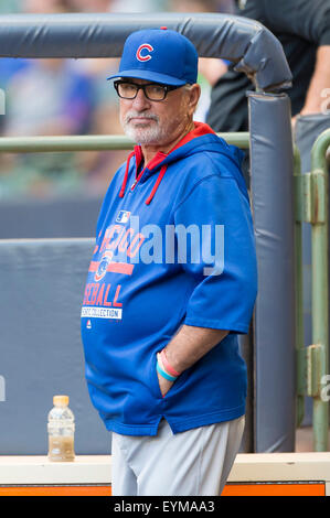 Milwaukee, WI, USA. 31. Juli 2015. Jungen Manager Joe Maddon auf der Trainerbank in der Major League Baseball Spiel zwischen den Milwaukee Brewers und den Chicago Cubs im Miller Park in Milwaukee, Wisconsin. John Fisher/CSM/Alamy Live-Nachrichten Stockfoto