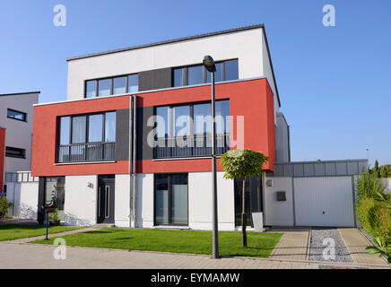 Modernes Haus mit Garage, Deutschland, Nordrhein-Westfalen