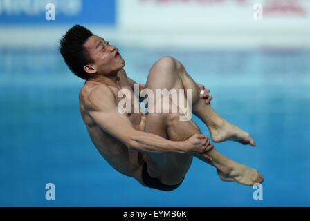 Kazan, Russland. 31. Juli 2015. Er Chao China konkurriert, während die Männer 3 Meter-Sprungbrett Tauchen Finale im Schwimmen-WM 2015 in Kasan, 31. Juli 2015. Er Chao behauptete den Titel mit einem Score von 555,05 Punkten. Bildnachweis: Jia Yuchen/Xinhua/Alamy Live-Nachrichten Stockfoto