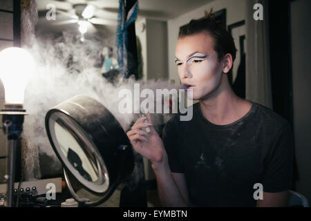 Männliche Drag-Queen machen das Aufstellen und putzt sich in Vorbereitung auf eine Leistung Stockfoto