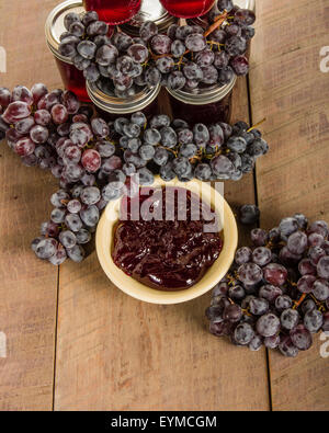 Schüssel mit Traubengelee mit Trauben und Gläser Stockfoto