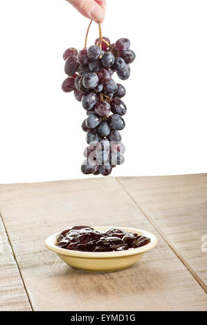 Trauben in eine Schüssel mit Traubengelee gelöscht wird Stockfoto