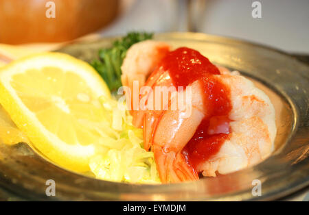 Shrimp cocktail Vorspeise mit Zitrone im restaurant Stockfoto