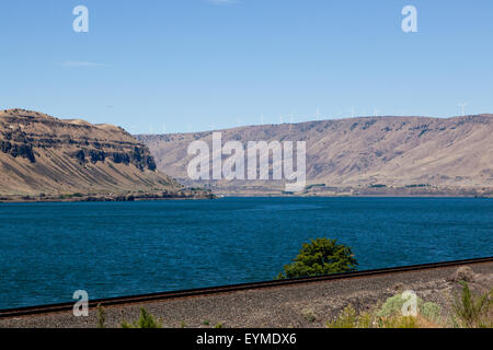 Die Columbia River Gorge mit riesigen Windmühlen auf dem Grat von der Washington-Seite auf der Suche über den blauen Fluss gesehen. Stockfoto