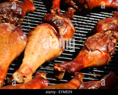 Frisch und saftig Türkei Beine am offenen grill Stockfoto