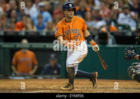 Houston, TX, USA. 31. Juli 2015. Houston Astros zweiter Basisspieler Jose Altuve (27) Fledermäuse während der 5. Inning der Major League Baseball Spiel zwischen der Houston Astros und die Arizona Diamondbacks im Minute Maid Park in Houston, Texas. Trask Smith/CSM/Alamy Live-Nachrichten Stockfoto