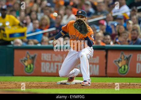 Houston, TX, USA. 31. Juli 2015. Houston Astros erster Basisspieler Marwin Gonzalez (9) zeichnet eine Out zunächst während der 5. Inning ein Hauptliga-Baseball-Spiel zwischen der Houston Astros und die Arizona Diamondbacks im Minute Maid Park in Houston, Texas. Trask Smith/CSM/Alamy Live-Nachrichten Stockfoto