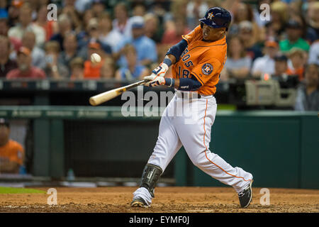 Houston, TX, USA. 31. Juli 2015. Houston Astros dritte Baseman Luis Valbuena (18) trifft ein einzelnes während der 5. Inning ein Hauptliga-Baseball-Spiel zwischen der Houston Astros und die Arizona Diamondbacks im Minute Maid Park in Houston, Texas. Trask Smith/CSM/Alamy Live-Nachrichten Stockfoto