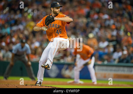 Houston, TX, USA. 31. Juli 2015. Houston Astros Krug Scott Feldman (46) ab Stellplätze während der 4. Inning der Major League Baseball-Spiel zwischen der Houston Astros und die Arizona Diamondbacks im Minute Maid Park in Houston, Texas. Trask Smith/CSM/Alamy Live-Nachrichten Stockfoto