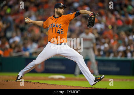 Houston, TX, USA. 31. Juli 2015. Houston Astros Krug Scott Feldman (46) ab Stellplätze während der 3. Inning der Major League Baseball-Spiel zwischen der Houston Astros und die Arizona Diamondbacks im Minute Maid Park in Houston, Texas. Trask Smith/CSM/Alamy Live-Nachrichten Stockfoto