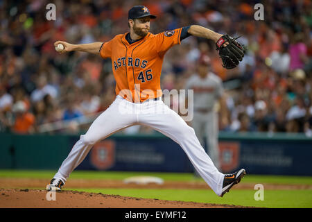 Houston, TX, USA. 31. Juli 2015. Houston Astros Krug Scott Feldman (46) ab Stellplätze während der 3. Inning der Major League Baseball-Spiel zwischen der Houston Astros und die Arizona Diamondbacks im Minute Maid Park in Houston, Texas. Trask Smith/CSM/Alamy Live-Nachrichten Stockfoto