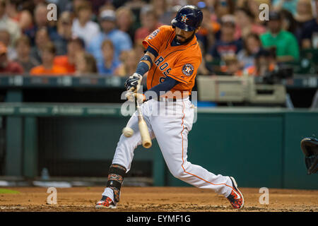 Houston, TX, USA. 31. Juli 2015. Houston Astros erster Basisspieler Marwin Gonzalez (9) Singles während der 2. Inning ein Hauptliga-Baseball-Spiel zwischen der Houston Astros und die Arizona Diamondbacks im Minute Maid Park in Houston, Texas. Trask Smith/CSM/Alamy Live-Nachrichten Stockfoto